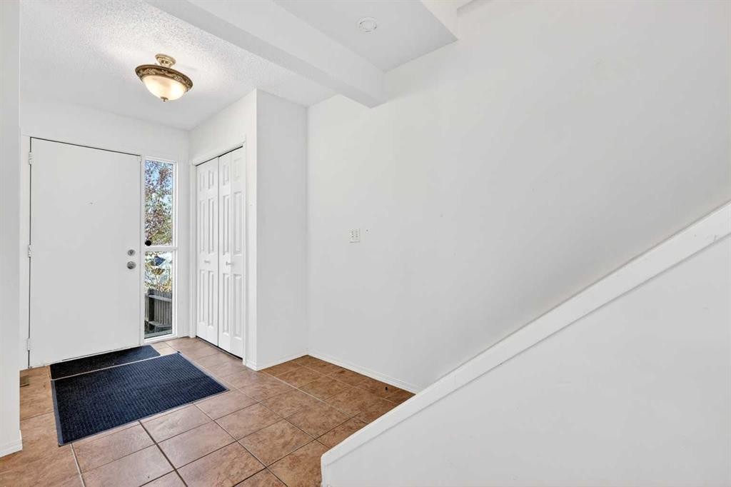 5615 1 Avenue Se, Calgary, AB - Indoor Photo Showing Other Room