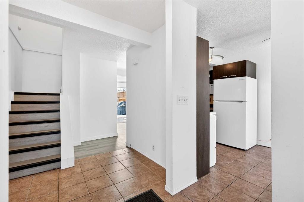 5615 1 Avenue Se, Calgary, AB - Indoor Photo Showing Other Room