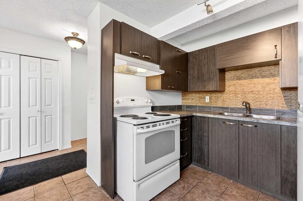 5615 1 Avenue Se, Calgary, AB - Indoor Photo Showing Kitchen