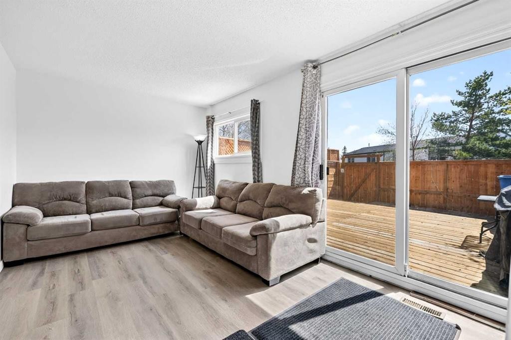 5615 1 Avenue Se, Calgary, AB - Indoor Photo Showing Living Room