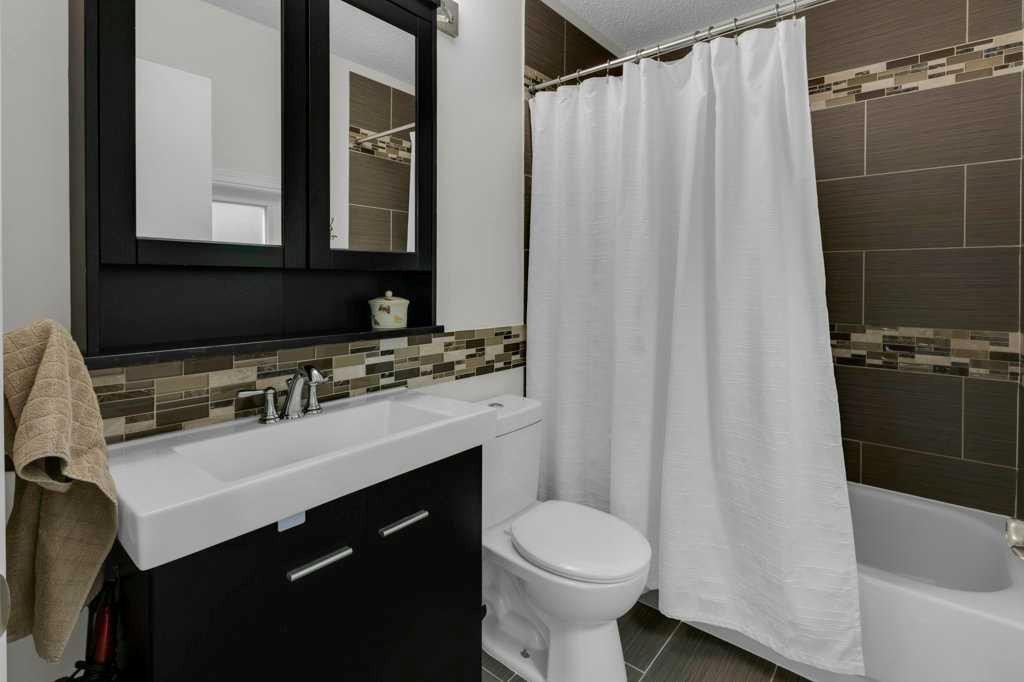 42 River Rock Green Se, Calgary, AB - Indoor Photo Showing Bathroom