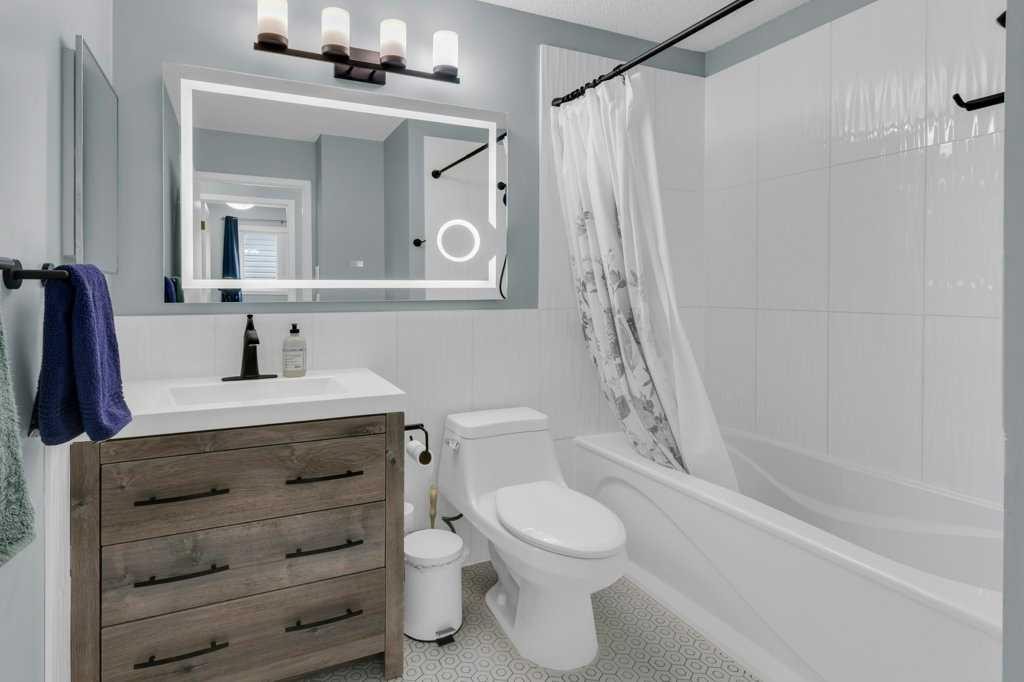 42 River Rock Green Se, Calgary, AB - Indoor Photo Showing Bathroom