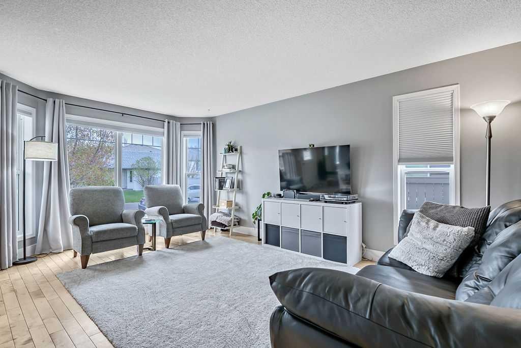 56 Mt Aberdeen Close Se, Calgary, AB - Indoor Photo Showing Living Room