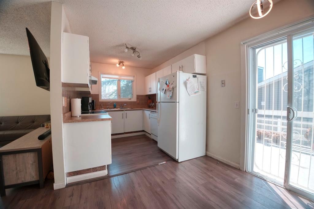 95 Castleridge Close Ne, Calgary, AB - Indoor Photo Showing Kitchen