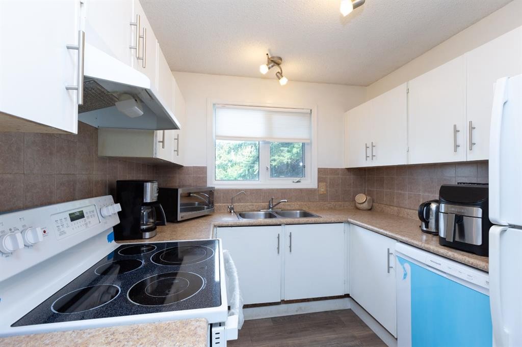 95 Castleridge Close Ne, Calgary, AB - Indoor Photo Showing Kitchen With Double Sink