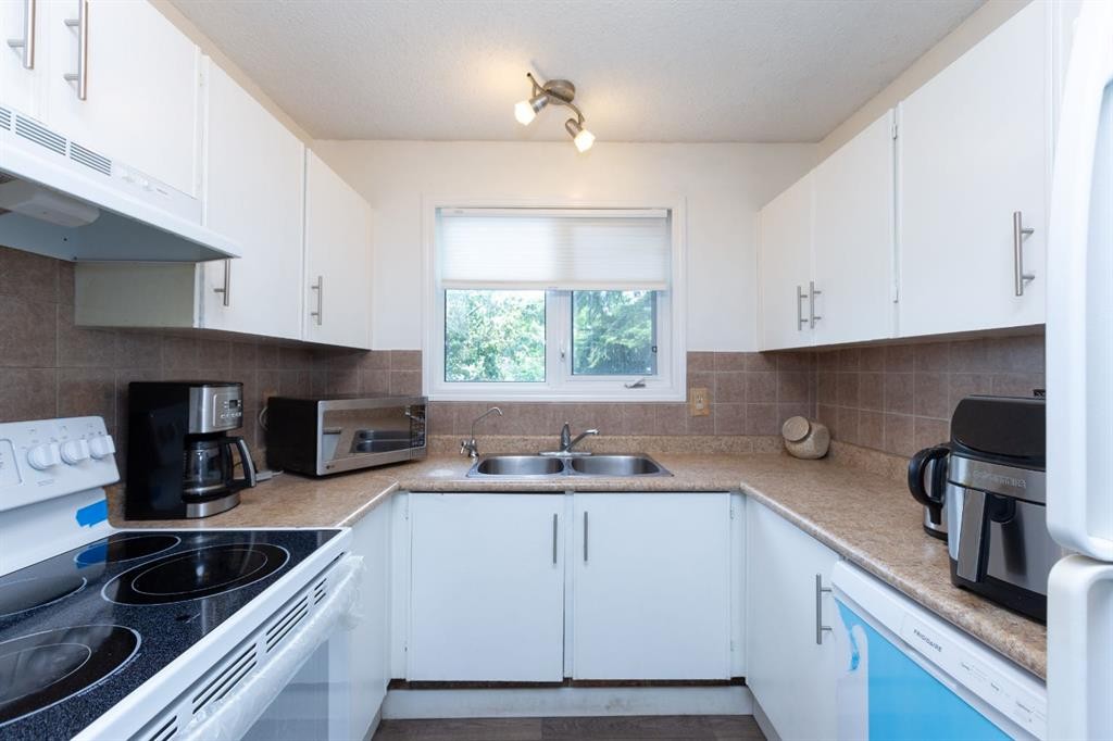 95 Castleridge Close Ne, Calgary, AB - Indoor Photo Showing Kitchen With Double Sink