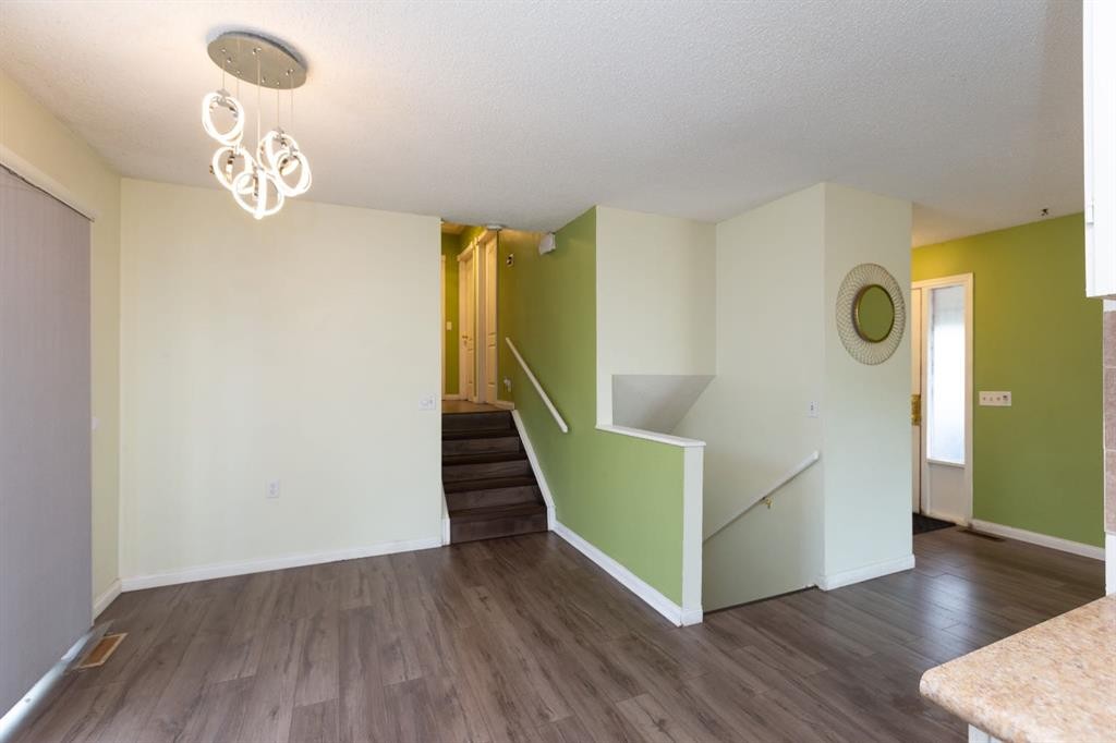95 Castleridge Close Ne, Calgary, AB - Indoor Photo Showing Other Room