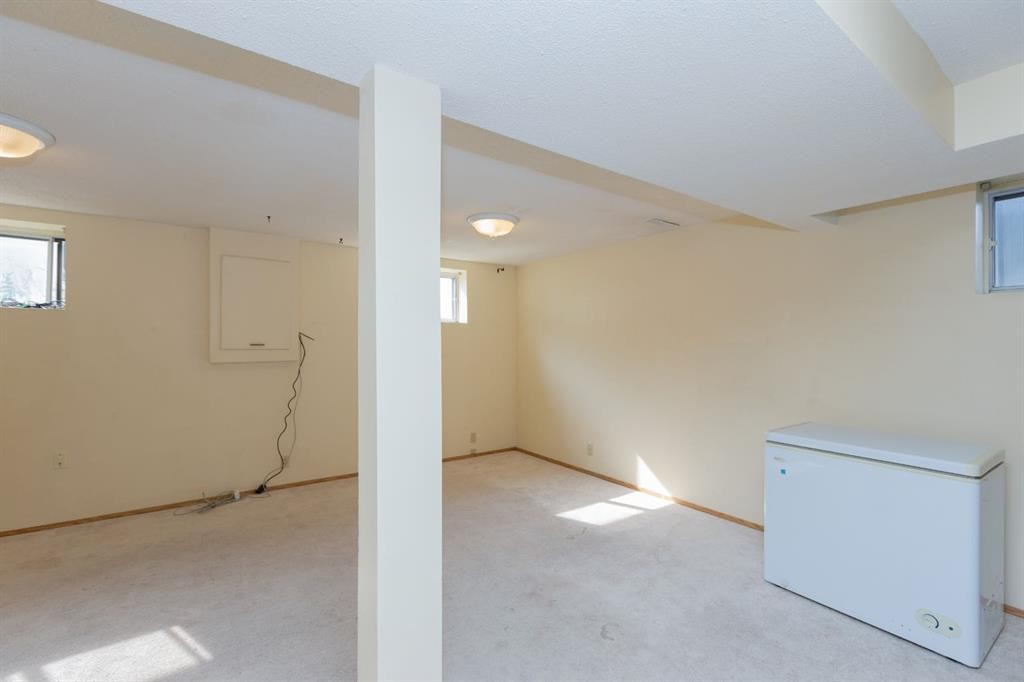 95 Castleridge Close Ne, Calgary, AB - Indoor Photo Showing Other Room