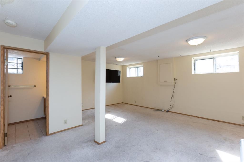 95 Castleridge Close Ne, Calgary, AB - Indoor Photo Showing Other Room