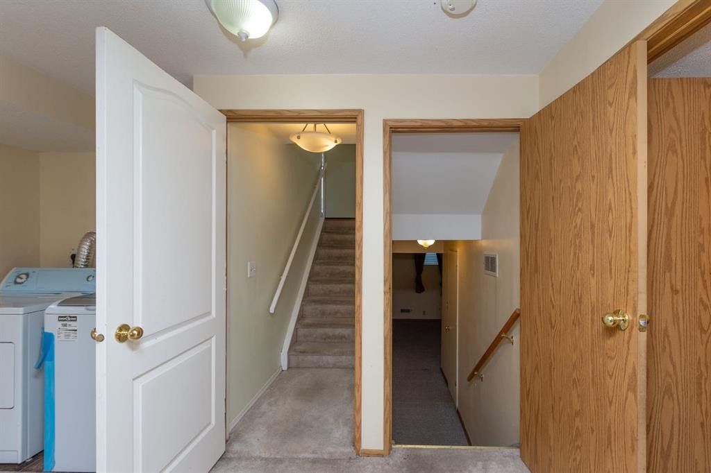 95 Castleridge Close Ne, Calgary, AB - Indoor Photo Showing Laundry Room