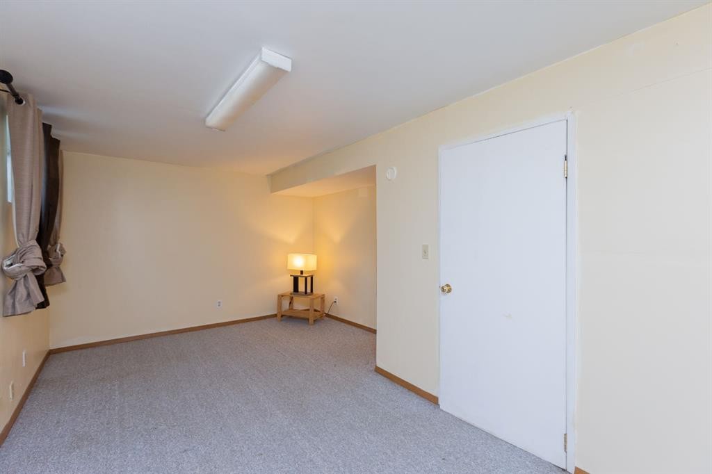 95 Castleridge Close Ne, Calgary, AB - Indoor Photo Showing Other Room