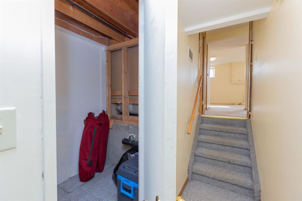 95 Castleridge Close Ne, Calgary, AB - Indoor Photo Showing Other Room