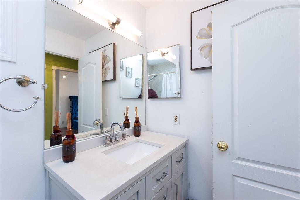 95 Castleridge Close Ne, Calgary, AB - Indoor Photo Showing Bathroom