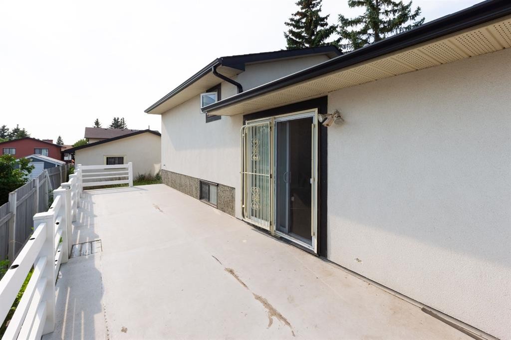 95 Castleridge Close Ne, Calgary, AB - Outdoor With Exterior