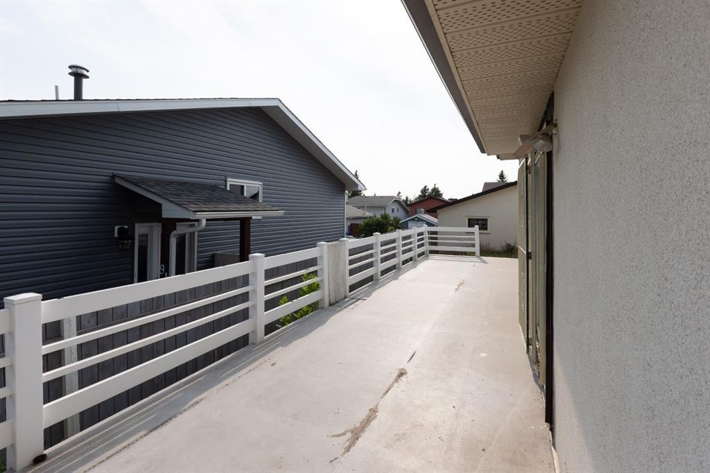 95 Castleridge Close Ne, Calgary, AB - Outdoor With Exterior