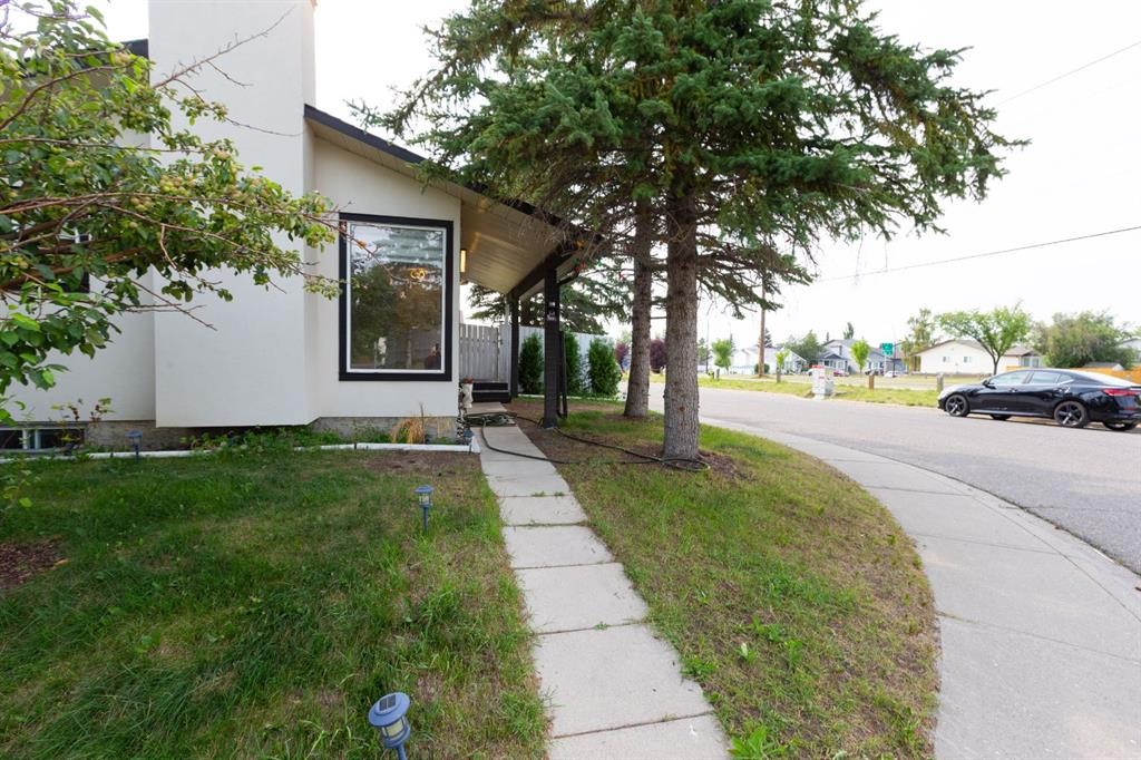 95 Castleridge Close Ne, Calgary, AB - Outdoor