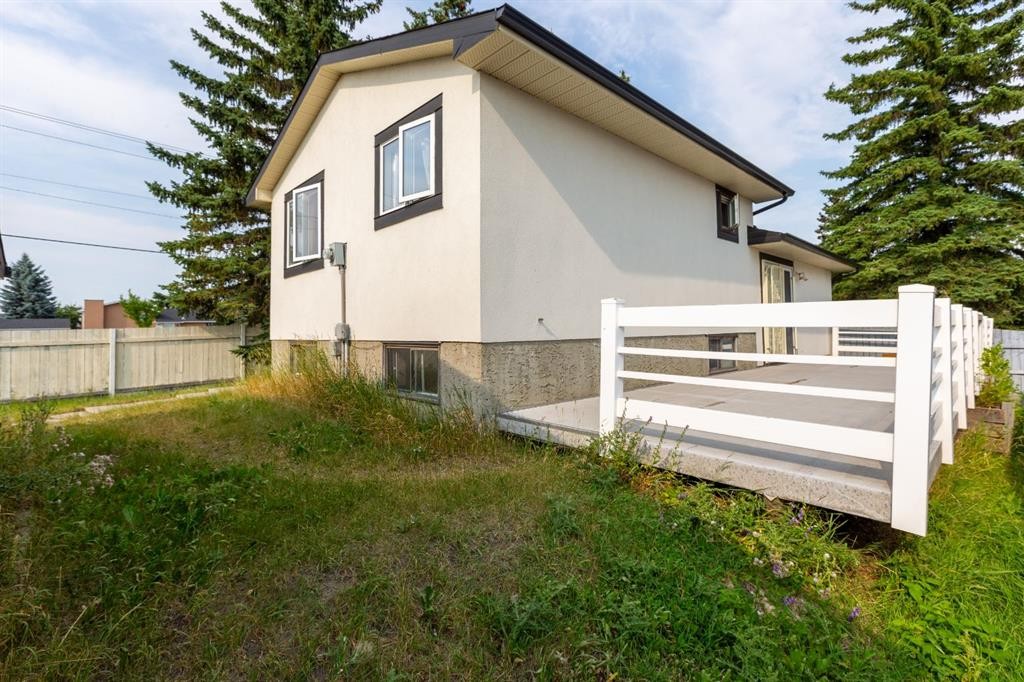 95 Castleridge Close Ne, Calgary, AB - Outdoor With Exterior
