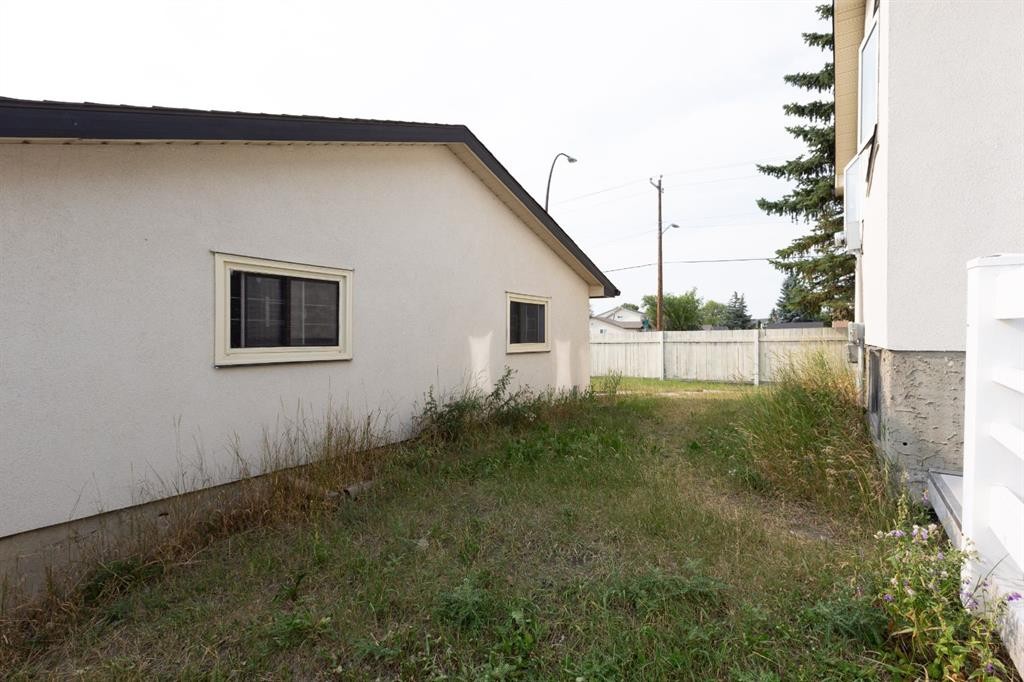 95 Castleridge Close Ne, Calgary, AB - Outdoor