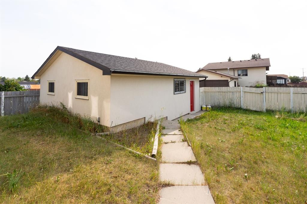 95 Castleridge Close Ne, Calgary, AB - Outdoor