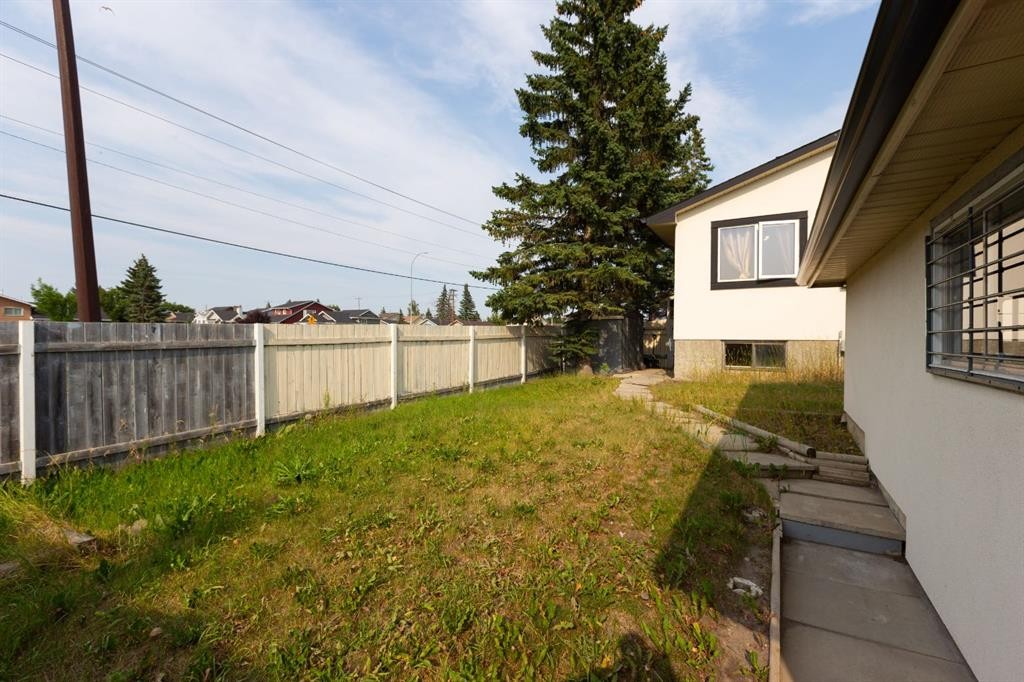 95 Castleridge Close Ne, Calgary, AB - Outdoor