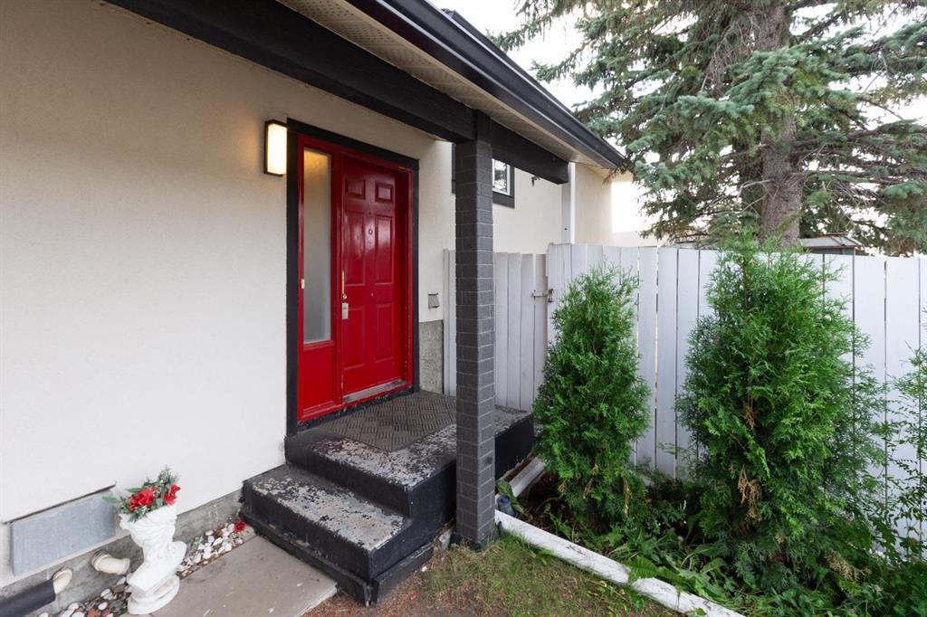95 Castleridge Close Ne, Calgary, AB - Outdoor