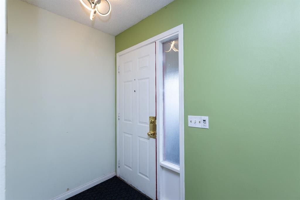 95 Castleridge Close Ne, Calgary, AB - Indoor Photo Showing Other Room