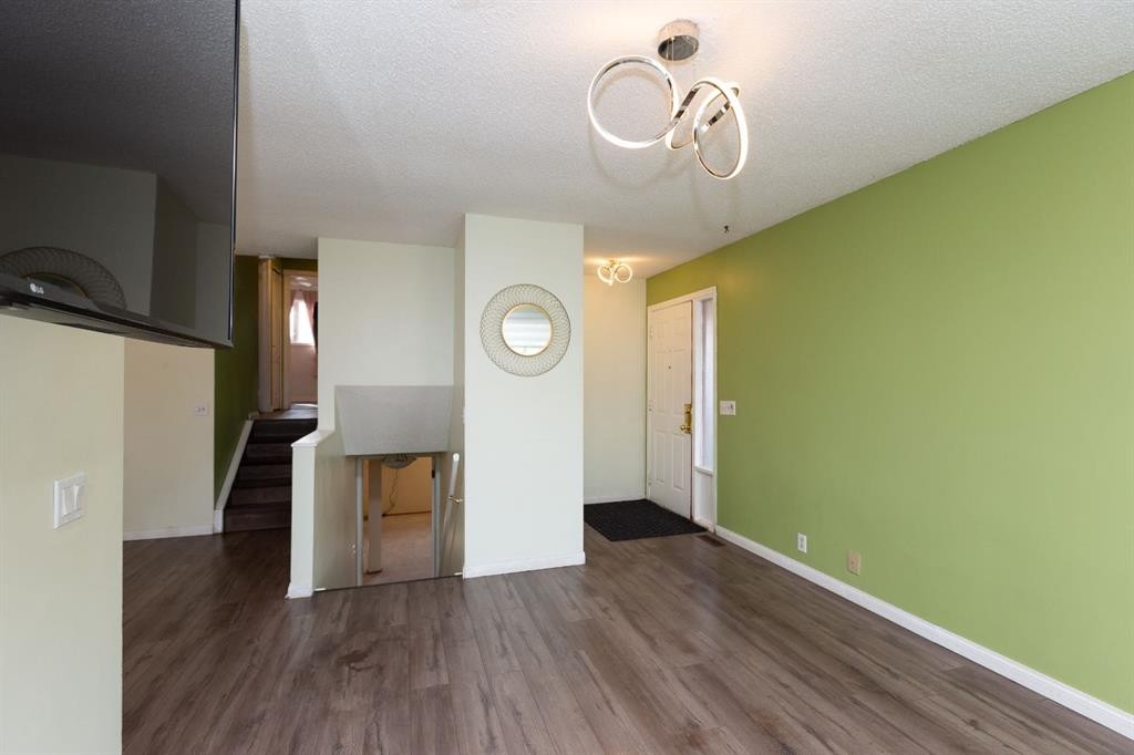 95 Castleridge Close Ne, Calgary, AB - Indoor Photo Showing Other Room