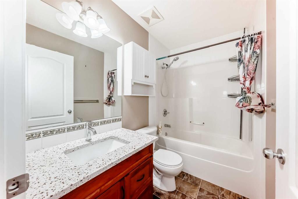 80 Eversyde Way Sw, Calgary, AB - Indoor Photo Showing Bathroom