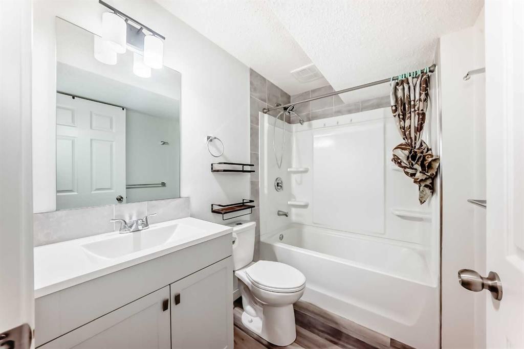 80 Eversyde Way Sw, Calgary, AB - Indoor Photo Showing Bathroom