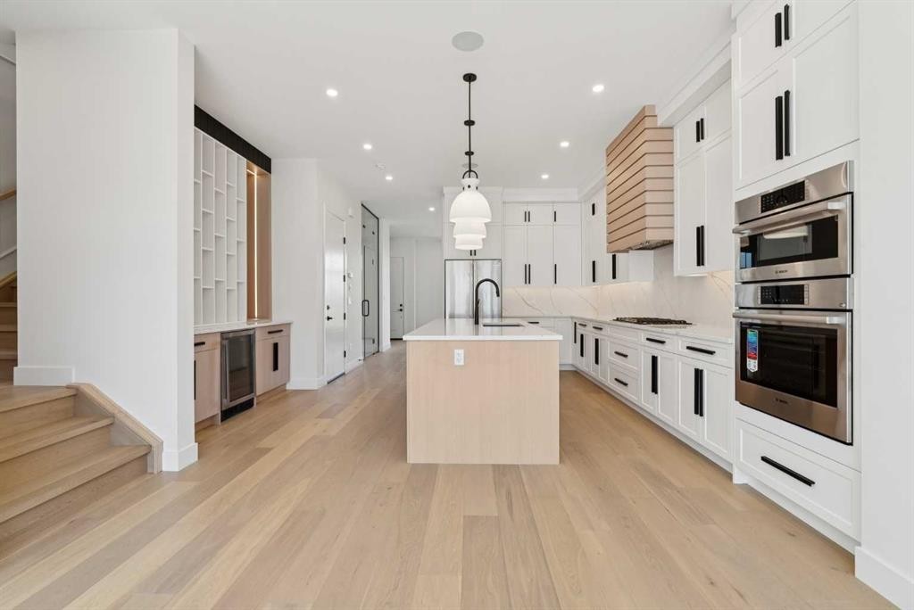 1027 32 Avenue Nw, Calgary, AB - Indoor Photo Showing Kitchen With Upgraded Kitchen