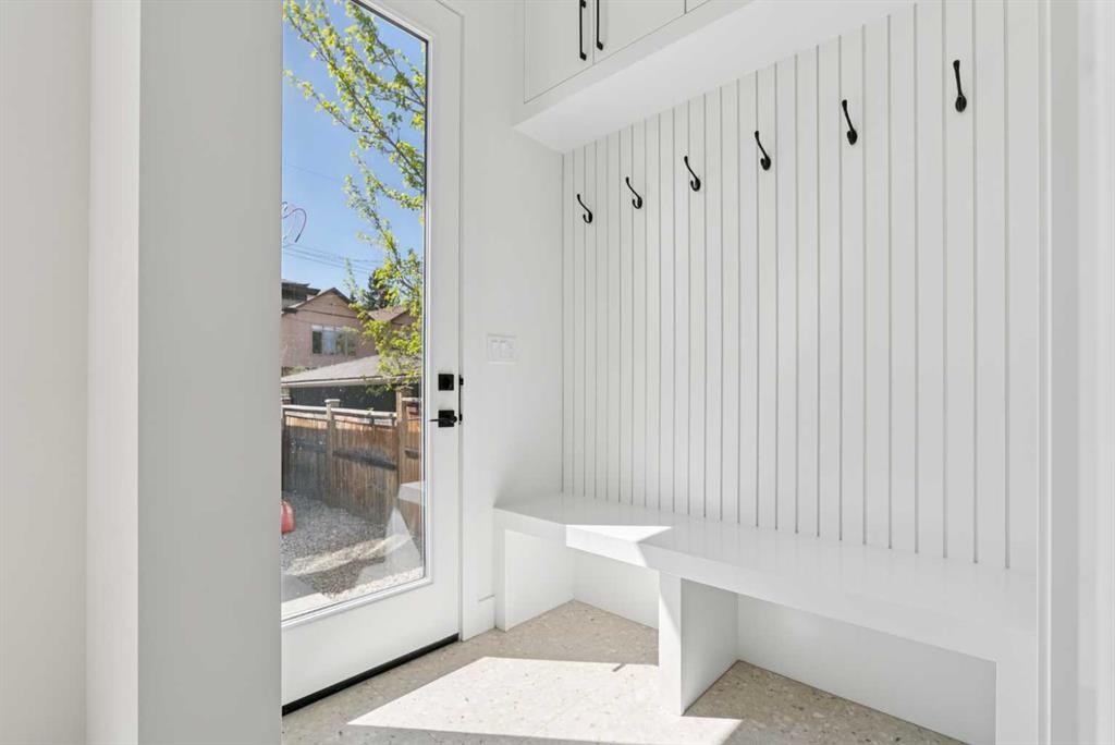 1027 32 Avenue Nw, Calgary, AB - Indoor Photo Showing Other Room