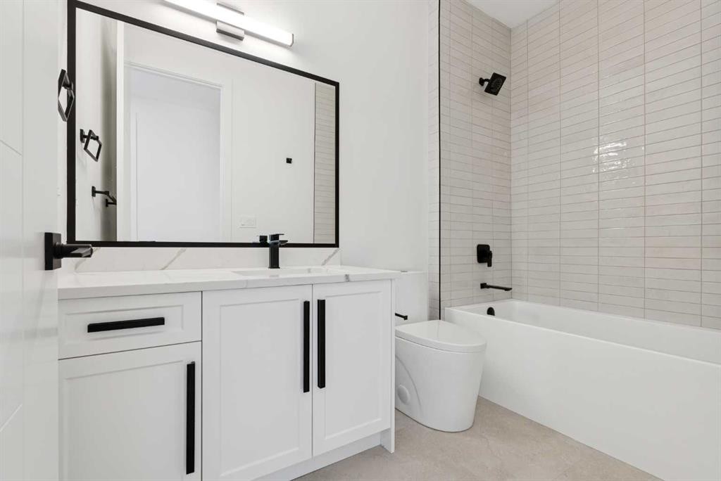 1027 32 Avenue Nw, Calgary, AB - Indoor Photo Showing Bathroom