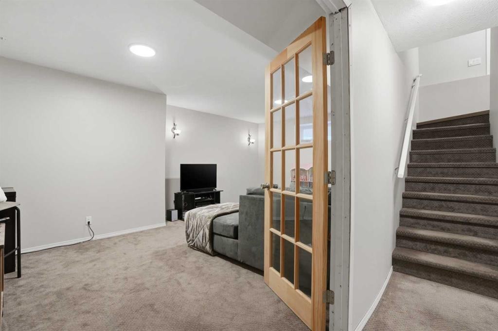 87 Bridlecrest Road Sw, Calgary, AB - Indoor Photo Showing Other Room