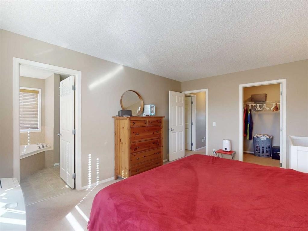 113 Evansford Circle Nw, Calgary, AB - Indoor Photo Showing Bedroom