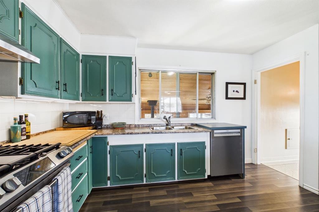 7411 21 Se, Calgary, AB - Indoor Photo Showing Kitchen With Double Sink
