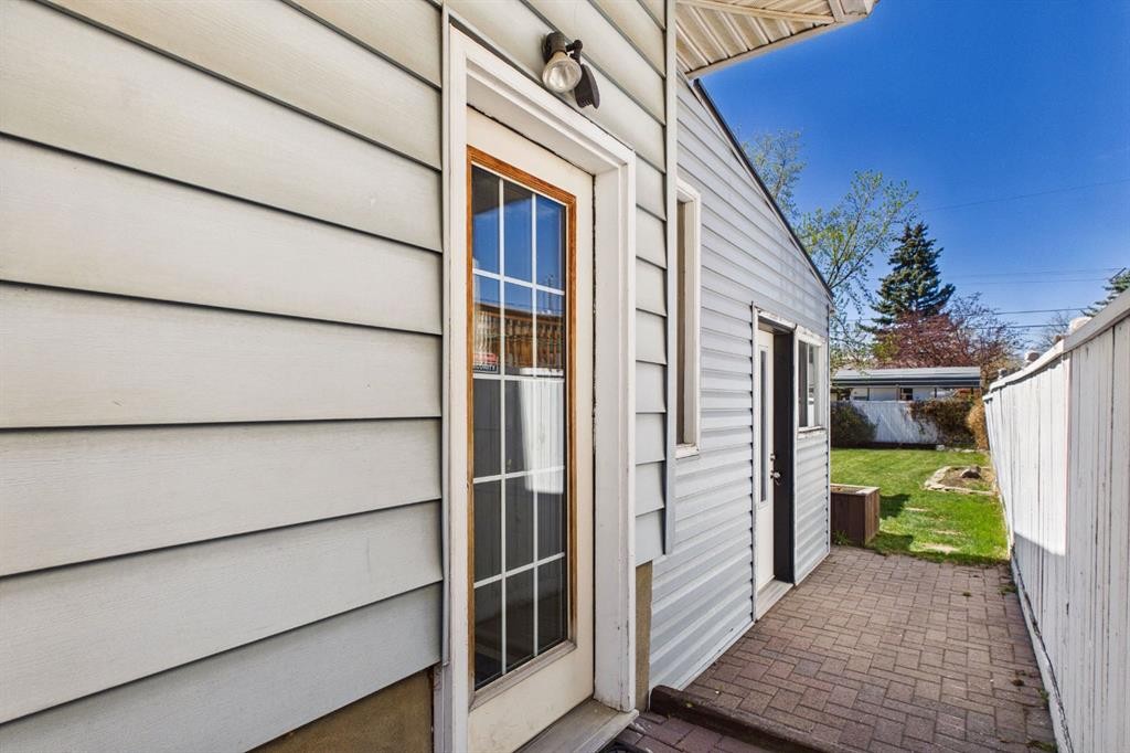 7411 21 Se, Calgary, AB - Outdoor With Exterior