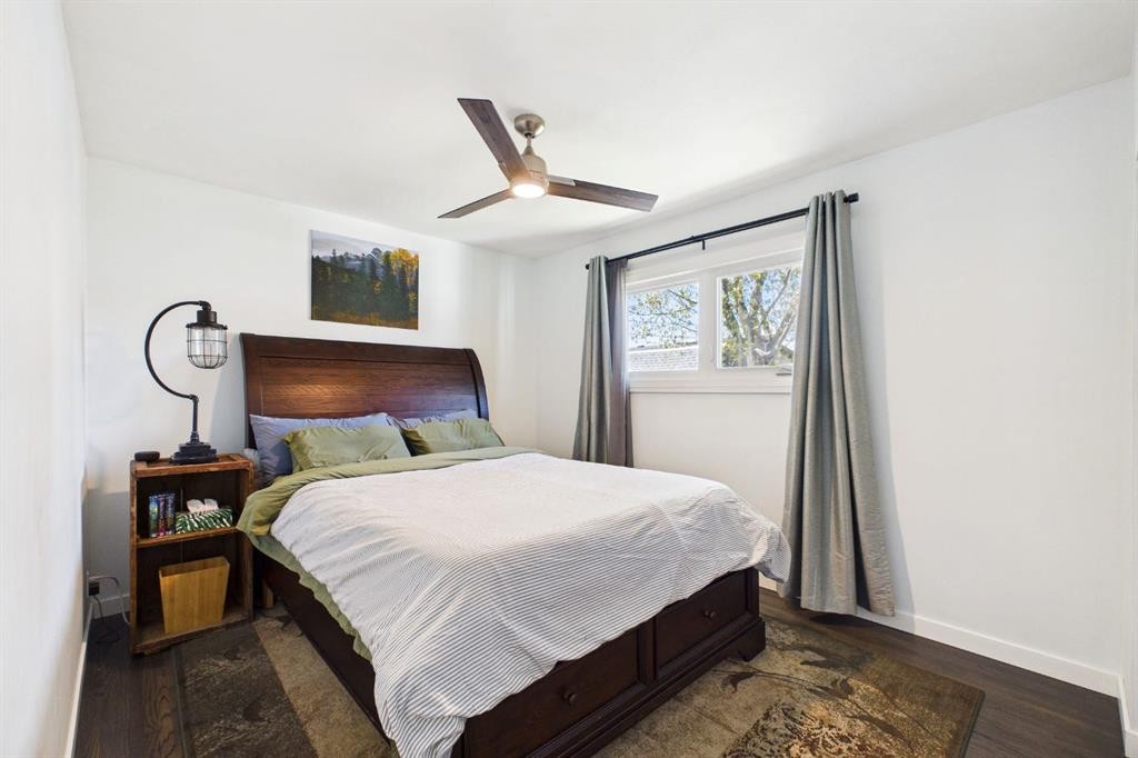7411 21 Se, Calgary, AB - Indoor Photo Showing Bedroom