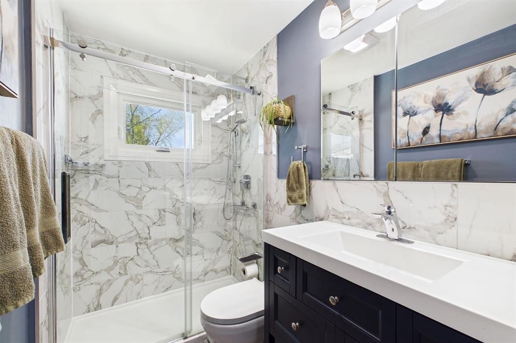 7411 21 Se, Calgary, AB - Indoor Photo Showing Bathroom
