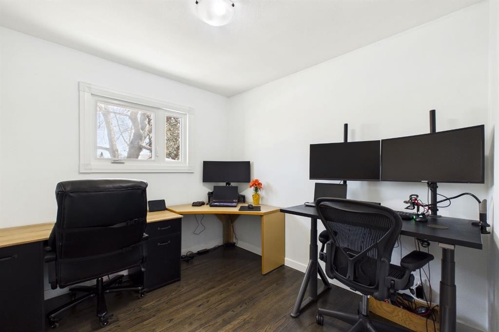 7411 21 Se, Calgary, AB - Indoor Photo Showing Office