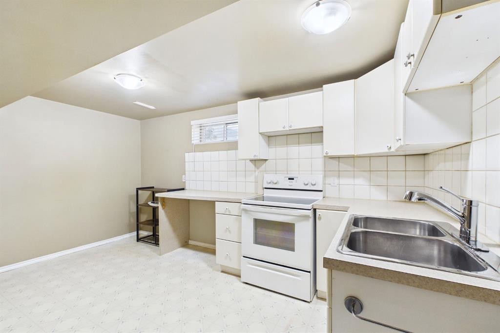7411 21 Se, Calgary, AB - Indoor Photo Showing Kitchen With Double Sink