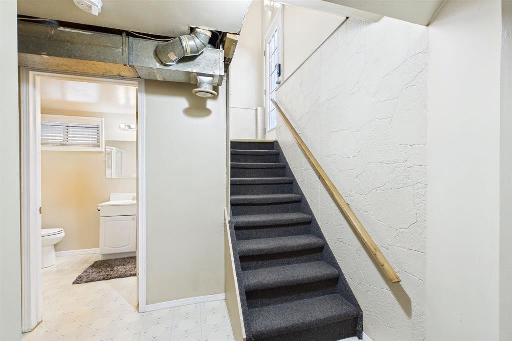 7411 21 Se, Calgary, AB - Indoor Photo Showing Other Room
