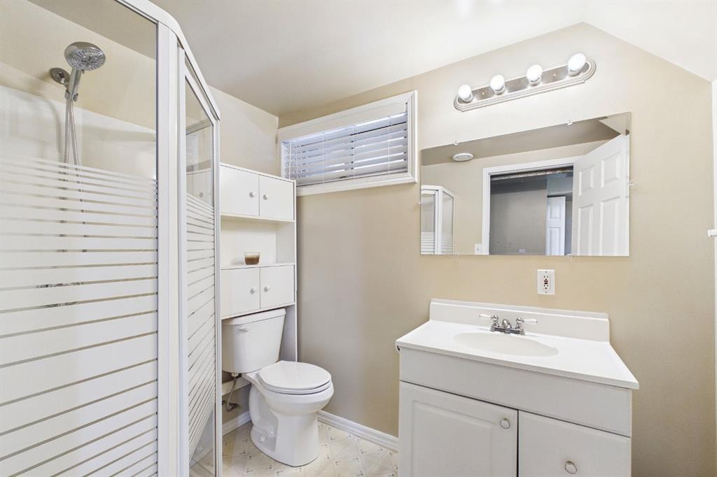 7411 21 Se, Calgary, AB - Indoor Photo Showing Bathroom