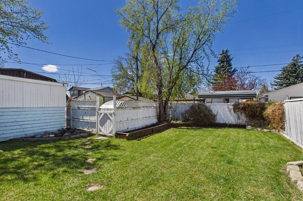 7411 21 Se, Calgary, AB - Outdoor