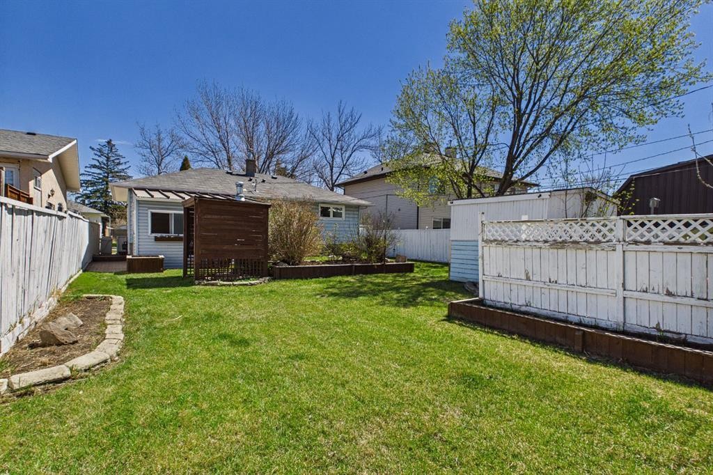 7411 21 Se, Calgary, AB - Outdoor