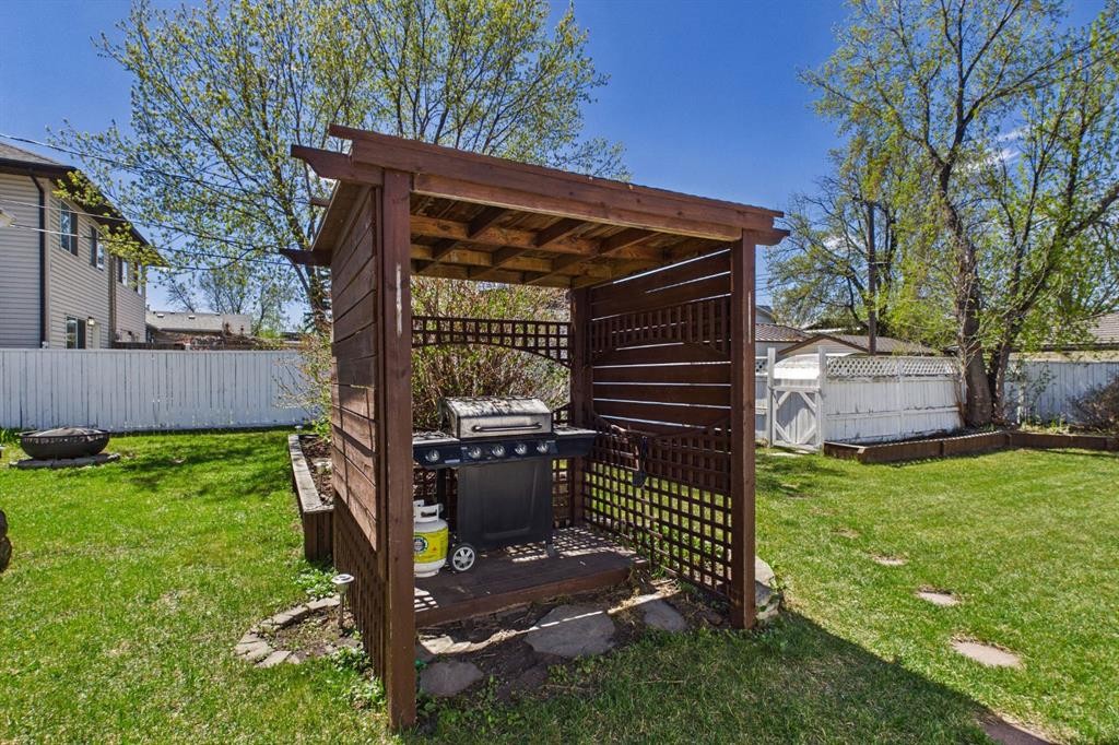 7411 21 Se, Calgary, AB - Outdoor
