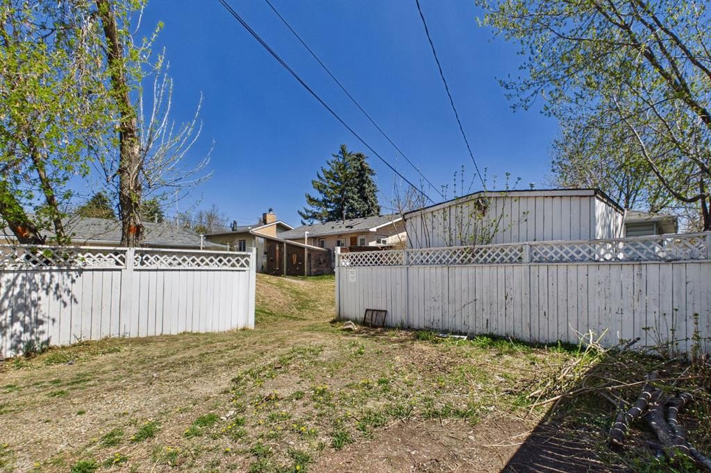 7411 21 Se, Calgary, AB - Outdoor