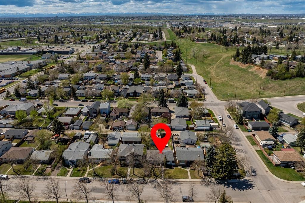 7411 21 Se, Calgary, AB - Outdoor With View