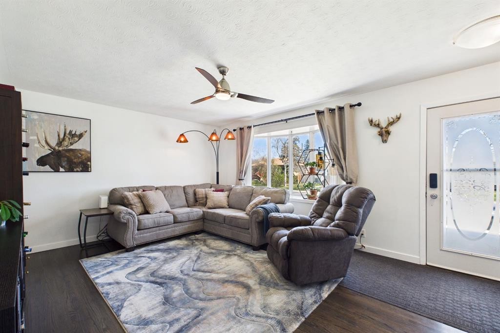 7411 21 Se, Calgary, AB - Indoor Photo Showing Living Room