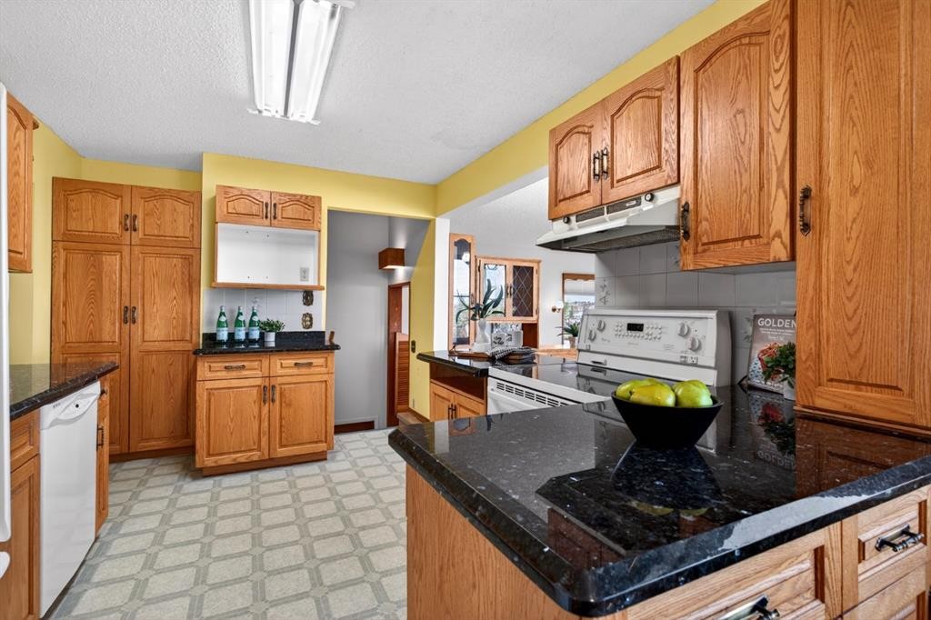 59 Fairview Drive Se, Calgary, AB - Indoor Photo Showing Kitchen