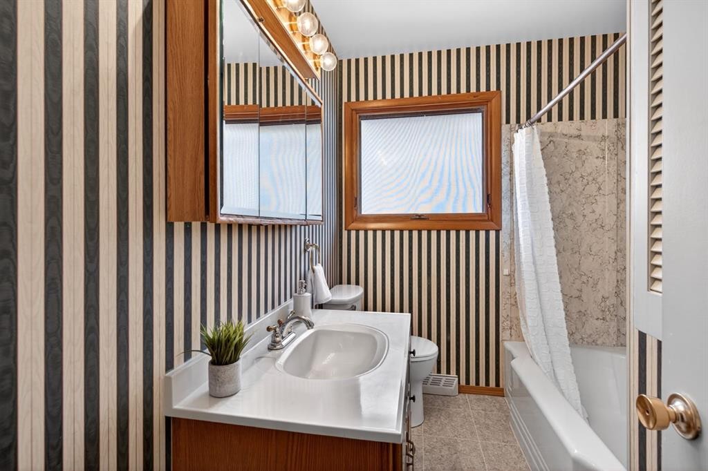 59 Fairview Drive Se, Calgary, AB - Indoor Photo Showing Bathroom
